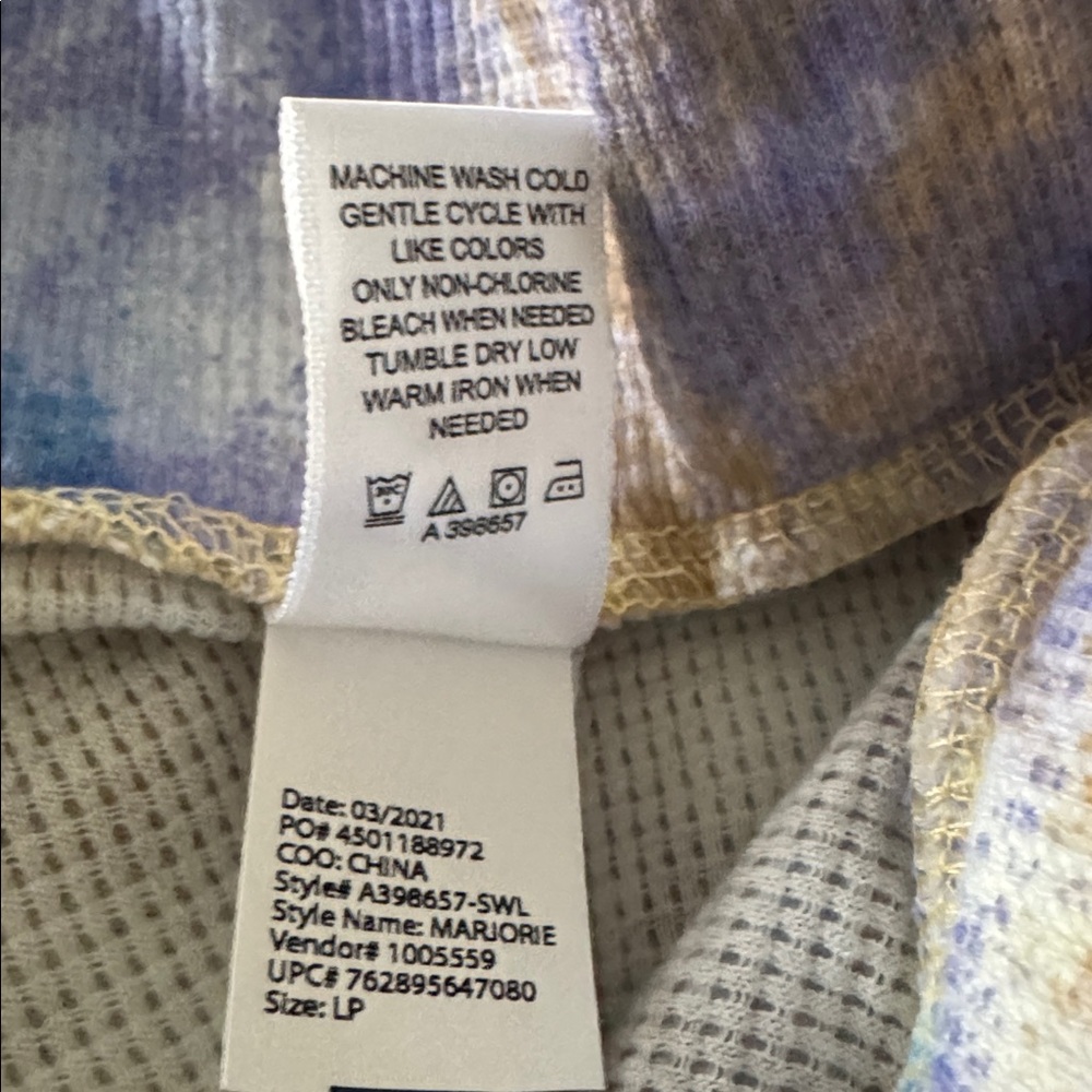 LOGO matching tie dye hoodie and crop pants. Waffle Knit.
NWOT. - Picture 14 of 14